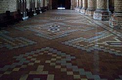 Archivo:Catedral de Medellin-Pavimento nave oriental