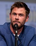 Archivo:Chris Hemsworth in 2017 by Gage Skidmore (1)