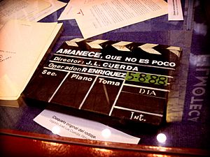 Archivo:Claqueta original de la película Amanece, que no es poco de José Luis Cuerda. Filmoteca de Albacete