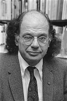 De Amerikaanse schrijver Allen Ginsberg signeert werk in de Atheneumboekhandel, Bestanddeelnr 930-5558.jpg