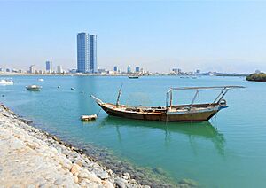 Archivo:Dhow (embarcación típica de las costas de la península Arábiga), anclado frente a la RAK Corniche