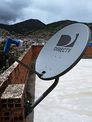 Antena parabólica de DirecTV para recibir la televisión por satélite.
