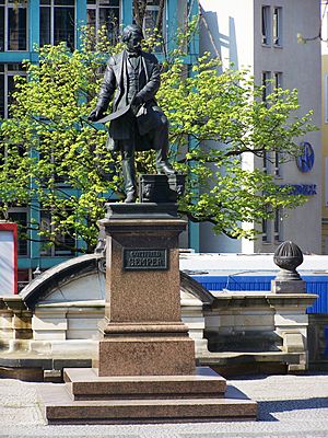 Archivo:Dresden Semper-Statue 2