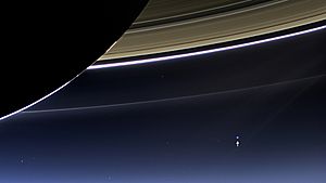 Archivo:Earth-Moon system as seen from Saturn (PIA17171)