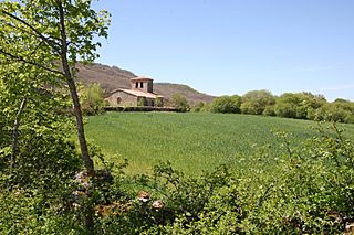 Entorno de la iglesia de Cezura.JPG