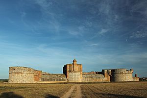 Archivo:Forteresse de Salses - Côté Ouest