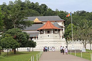 Archivo:Front view of Temple of the Tooth, Kandy