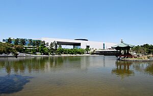Archivo:Front view of national museum of korea