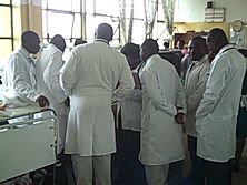 Archivo:Ghanaian Medical Doctors – Ward rounds at Komfo Anokye Teaching Hospital, Kumasi, Ghana