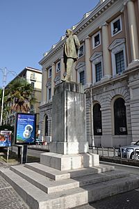 Archivo:Giovanni Amendola statua