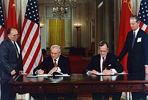 Archivo:Gorbachev Bush 19900601
