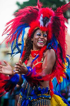 Archivo:Guadeloupe winter carnival, Pointe-à-Pitre parade. A young woman, performer wearing traditional carnival outfit (waist up outdoor portrait)-2
