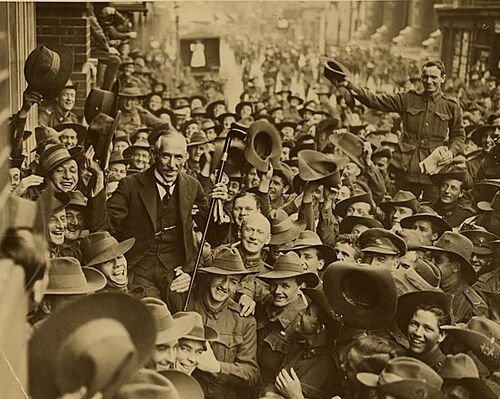 Archivo:Hughes Welcomehome Parispeaceconference