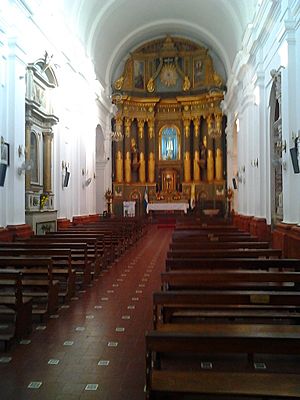 Archivo:Interior de la Parroquia del Pilar