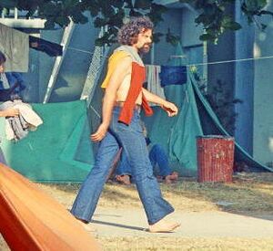 Archivo:Jerry Rubin, activist at Flamingo Park during the 1972 Republican National Convention - Miami, Florida 2 (cropped2)