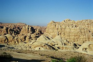 Archivo:Khubtha from Wadi Musa