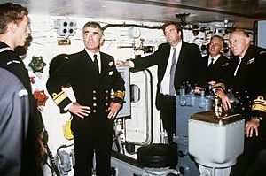 Archivo:Kim Beazley and other Australian VIPs tour one of the USS Missouri's 16 inch gun turrets in 1986