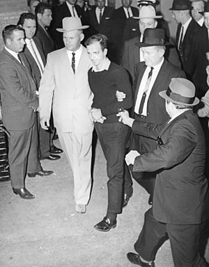 Archivo:Lee Harvey Oswald being shot by Jack Ruby as Oswald is being moved by police, 1963
