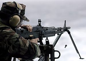 Archivo:M60 machine gun - ID 060324-N-4166B-069