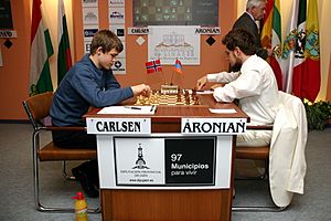 Archivo:Magnus Øen Carlsen vs. Aronian Linares 2007