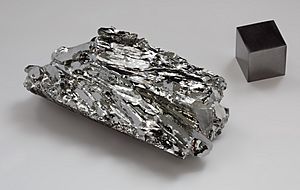 Archivo:Molybdenum crystaline fragment and 1cm3 cube