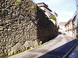 Archivo:Muralla de Oviedo 1