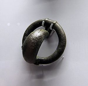Archivo:Museum of Prehistory and Archaeology of Cantabria 21 - Hispanic anular buckle (Monte Bernorio)