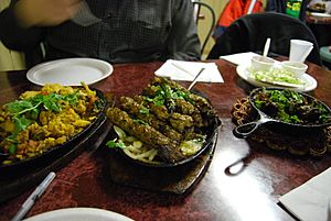Archivo:Pakistani gobi aloo, seekh kebab, and beef karahi