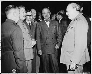 Archivo:President Truman (center) speaks with Soviet Prime Minister Josef Stalin (at left) and British Prime Minister Winston... - NARA - 198775