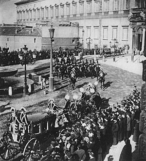 Archivo:Primoli, Giuseppe - Die königliche Kolonne mit den Kutschen von Umberto I. und Keiser Guglielmo II. (Zeno Fotografie)