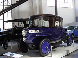 Archivo:Rumpler-Tropfenwagen blau - vorne links - Verkehrszentrum