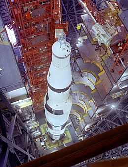 Archivo:Saturn-V-Apollo-4-VAB