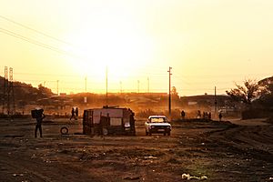 Archivo:Sunset and Car in Soweto