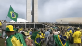 Archivo:Terroristas bolsonaristas subindo a rampa