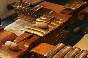 Archivo:Traditional indonesian instruments