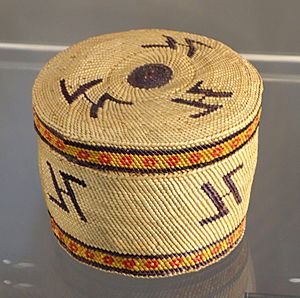 Archivo:Trinket Basket, Makah people, Northwest Washington, late 19th to early 20th century, twined and plaited bear grass, sedge, cedar bark - Chazen Museum of Art - DSC01868
