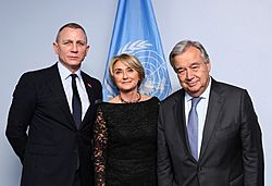 Archivo:UN Secretary-General António Guterres, UNMAS Director Agnès Marcaillou, and UN Global Advocate Daniel Craig