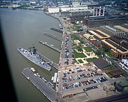 USS Barry (DD-933) berthed at Washington Navy Yard.jpg
