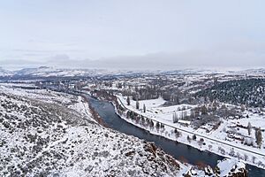 Archivo:Vista aérea de Aluminé en invierno