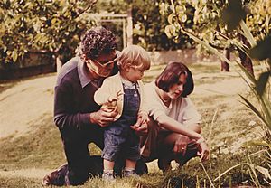 Archivo:Young boy, mother and grandfather in a garden - 1984-05