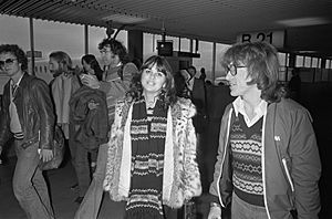 Archivo:Zangeres Linda Ronstadt op Schiphol, Bestanddeelnr 928-8976