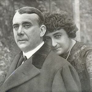 Archivo:1914-11-28, La Esfera, María Guerrero y Fernando Díaz de Mendoza, Campúa (cropped)