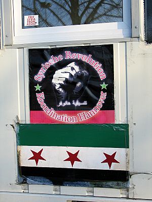 Archivo:2013-03-02 Free Syria from Assad Plakat Syrische Revolution Koordination Hannover Karmarschstraße