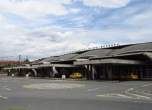 Archivo:2018 Entrada del Aeropuerto Olaya Herrera - Medellín