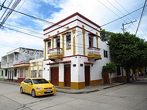 Archivo:2019 Santa Marta - Taxi en en la Calle 19 con carrera 8 - Centro histórico