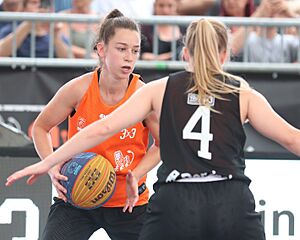 Archivo:2022-06-25 Düsseldorf Flehe gegen 3x3 GöttingenBallers (3x3 Basketball Frauen at Berlin Finals 2022) by Sandro Halank–011