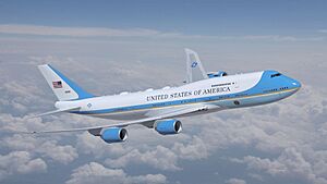 Archivo:Air Force One VC-25B paint scheme 2023-03-10