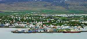 Archivo:Akureyri-Harbor-20030602