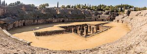 Archivo:Anfiteatro de las ruinas romanas de Itálica, Santiponce, Sevilla, España, 2015-12-06, DD 34-45 PAN HDR