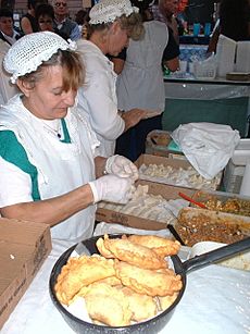 Archivo:Argentine-woman-making-empanadas